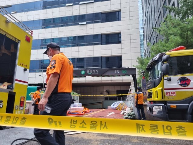 서울 서초구 강남빌딩에서 실종됐던 40대 남성 1명이 11일 오후 숨진 채 발견됐다. 뉴시스