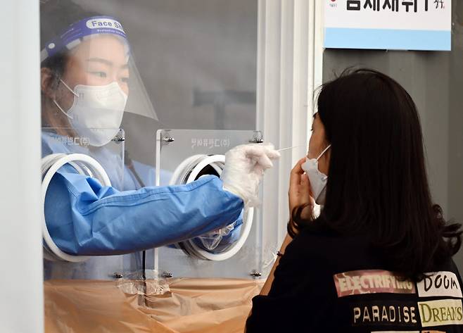 서울역광장에 마련된 임시선별진료소에서 시민들이 검사를 받고 있다. 이동근기자 foto@etnews.com