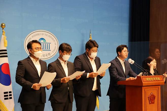 더불어민주당 청년 정치인들이 11일 서울 여의도 국회 소통관에서 기자회견을 열고 있다. 이동학 전 최고위원 측 제공