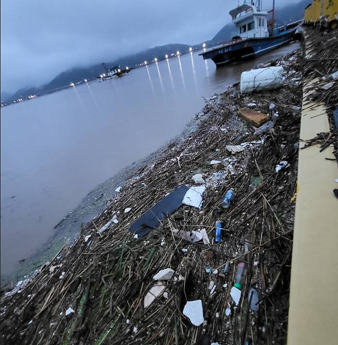 9일 저녁 8시40분께 인천 강화군 더리미 선착장 부잔교에 한강을 따라 떠밀려온 생활 쓰레기가 걸려있다. 이승욱 기자