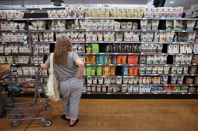 2022년 6월10일 미국 뉴욕 맨해튼의 한 슈퍼마켓에서 소비자가 쇼핑을 하고 있다. 맨해튼/로이터연합뉴스