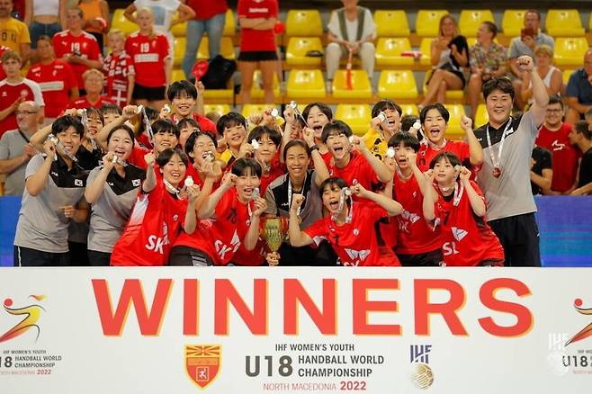 한국 여자핸드볼 청소년대표팀이 11일(한국시각) 북마케도니아 스코페 보리스 트라이코프스키 스포츠센터에서 열린 2022 여자청소년(18살 이하) 세계핸드볼선수권대회 결승서 덴마크를 꺾은 뒤 우승 세리머니를 하고 있다. 세계핸드볼연맹 누리집 갈무리