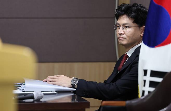 한동훈 법무부 장관이 11일 경기 과천 법무부 청사에서 검사의 수사개시 규정과 관련한 브리핑을 준비하고 있다. 연합뉴스