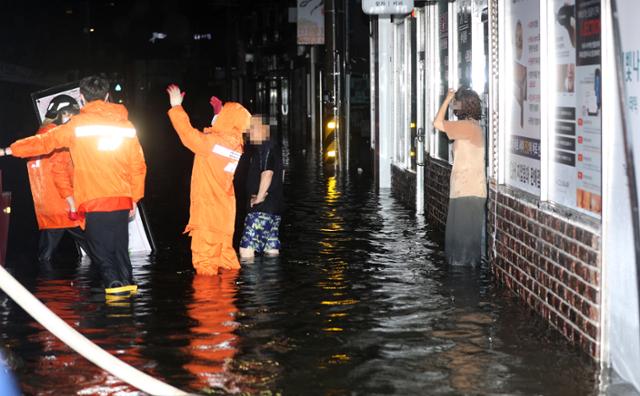 10일 충북 청주시 흥덕구 복대동의 한 아파트 앞 도로가 물에 잠겨 시민들이 큰 불편을 겪고 있다. 연합뉴스