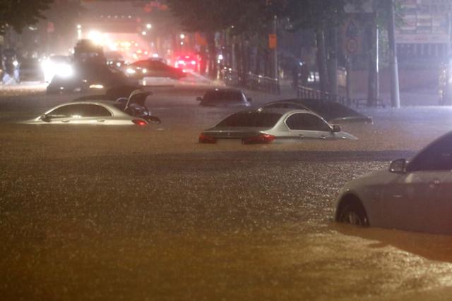서울과 경기남부 등 수도권에 폭우가 내린 8일 서울 강남구 일대 도로가 침수돼 차량이 잠겨 있다. 뉴시스