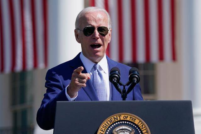 조 바이든 미국 대통령이 9일(현지시간) 백악관 사우스론에서 '칩스 플러스'(반도체 칩과 과학법) 법안에 서명하기 전 연설하고 있다. 워싱턴=AP 연합뉴스