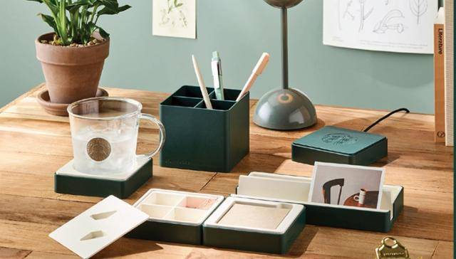 스타벅스가 발암물질인 폼알데하이드가 검출된 서머 캐리백의 교환 보상 증정품으로 새로 제작한 데스크 모듈 세트. 스타벅스 홈페이지 캡처