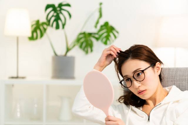 갑상선기능저하증, 악성빈혈, 백반증 등은 젊은 나이에도 흰 머리가 나게할 수 있다./사진=게티이미지뱅크