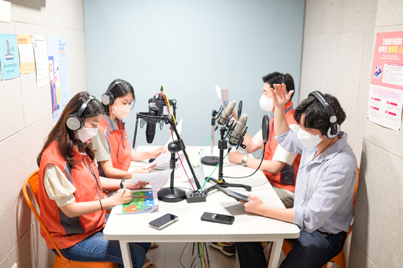 한국타이어 본사 테크노플렉스 임직원들이 독서취약계층 아동 위한 동화책 녹음을 하는 모습. [사진=한국타이어앤테크놀로지]