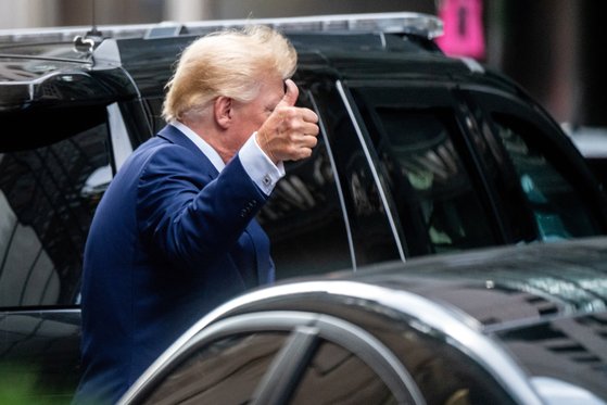 도널드 트럼프 전 미국 대통령이 10일(현지시간) 미국 뉴욕주 검찰에 출두하기 위해 트럼프타워를 떠나며 지지자들에게 손을 흔들어 보이고 있다. 로이터=연합뉴스
