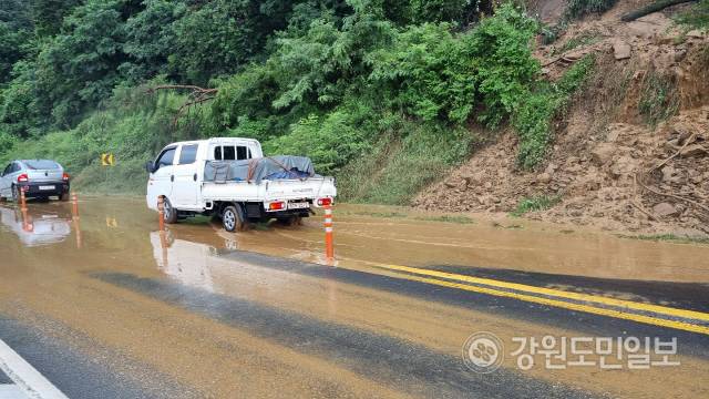 ▲ 11일 오후 1시25분쯤 정선군 북평면 나전가든 전방 100m 앞에서도 산사태가 발생, 열차 레일과 도로에 토사가 흘러들어 도로가 통제됐다가 3시간만에 유출 토사 등을 제거하고 도로통행이 재개됐다. 아우라지로 가는 열차 운행은 시간이 걸릴 것으로 보인다.