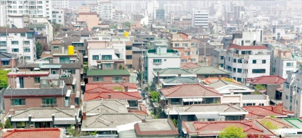 단독주택 재건축이 활발하게 진행되고 있는 서울 서초구 방배동 일대.  /연합뉴스