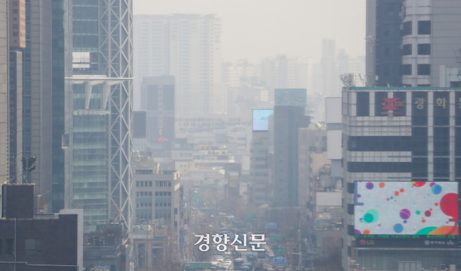 수도권 전역에 미세먼지 예비저감조치를 발령했던 지난 3월, 서울 종로 인근이 미세먼지로 흐린 모습이다. 한수빈 기자