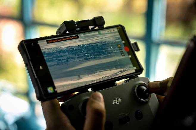 우크라이나 미콜라이프 전선에서 지난 8일(현지시간) 한 우크라이나 수색정찰대 ‘반딧불이’ 팀원이 드론을 조종하고 있다. AP연합뉴스