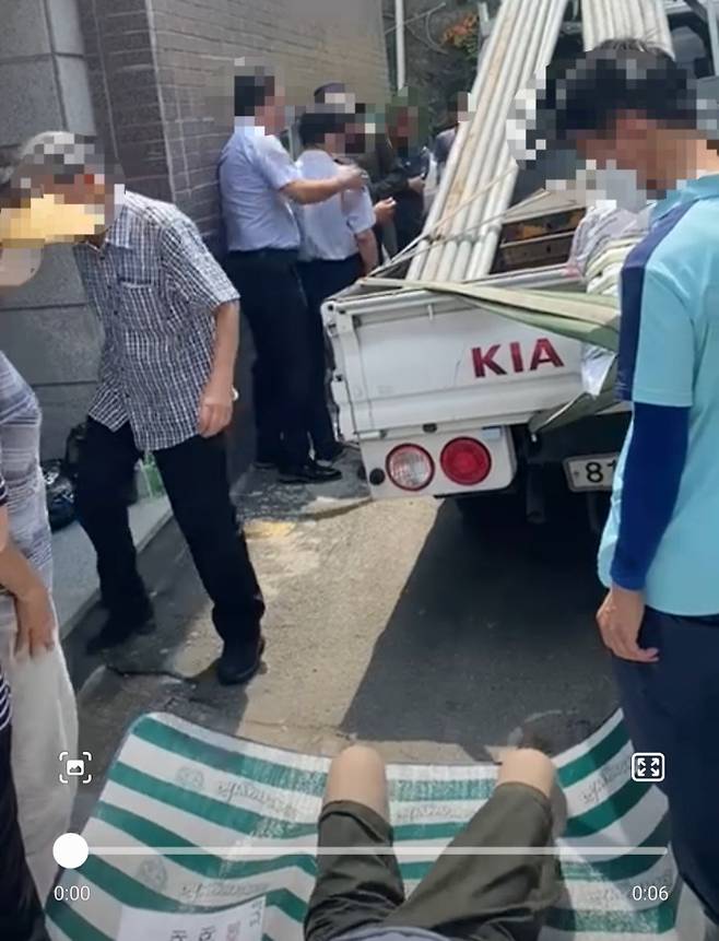 이슬람사원 건축현장 인근 주민이 공사 차량이 들어오지 못하게 바닥에 드러누워 있다. 칸 이스마일씨 제공