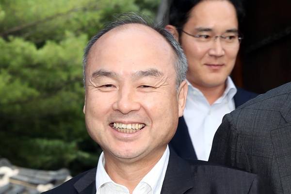 손정의 소프트뱅크 회장이 2019년 7월 4일 서울 성북구 한국가구박물관에서 이재용(뒤) 삼정전자 부회장을 포함한 국내 기업 총수들과 만찬 회동을 위해 이동하고 있다. 뉴시스