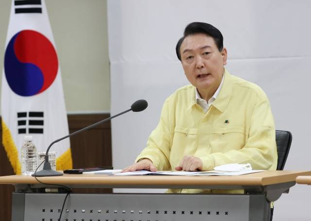 윤석열 대통령이 11일 서울 서초구 양재동 하나로마트 양재점에서 열린 제5차 비상경제민생회의에서 발언하고 있다. 연합뉴스.