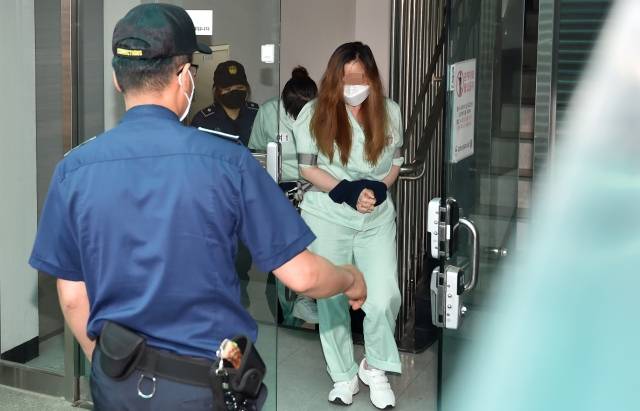 구미 3세 여아 사망 사건의 중심에 있는 친모 석모(48)씨가 지난해 6월 17일 오전 대구지법 김천지원에서 열리는 3차 공판을 마친 후 호송차로 향하고 있다. 뉴시스