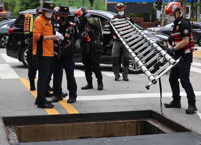 10일 서울 강남역 인근에서 119 특수구조대원 등이 폭우로 휩쓸린 실종자들을 찾는 작업을 하고 있다. / 사진 = 연합뉴스