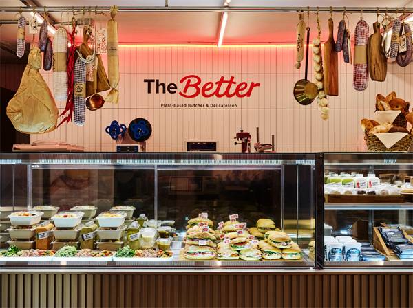 신세계푸드가 서울 압구정로데오거리에 문을 연 국내 최초의 식물성 정육 델리 `더 베러(The Better)` 팝업스토어. 대체육 슬라이스 햄·미트볼·다짐육을 비롯해 오트밀크, 대체육 샌드위치 등 대체식품 50여 종을 선보인다. 오는 12월 31일까지 운영된다. [사진 제공 = 신세계푸드]