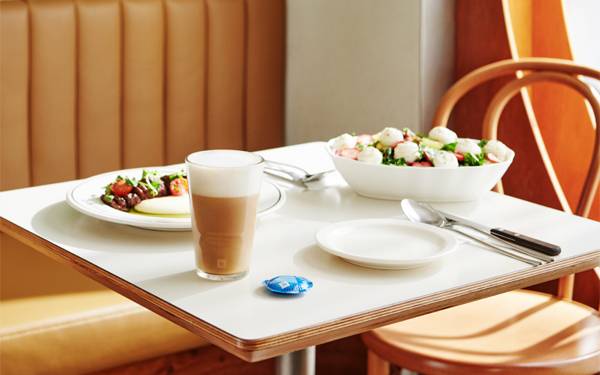 네스프레소가 올여름 브런치 레스토랑 `리틀넥`과 협업해 시즌 한정 아이스 커피 메뉴인 `아이스 인텐소 오트베리 라테`를 선보인다. [사진 제공 = 네스프레소]