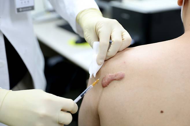 켈로이드의 근본적인 치료는 흉터 성형수술과 저선량 방사선치료다. 크기가 작거나 경미한 증상이면 흉터 안으로 스테로이드를 직접 주사해 치료하는 경우도 있다. [사진 출처 = 일산백병원]