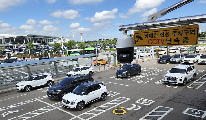 김포국제공항 국내선 제2주차장 장애인주차구역에 설치된 인공지능 불법 주정차 실시간 단속 시스템. [사진 제공 = 한국공항공사]