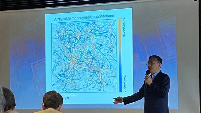 박홍근 하버드대 화학·물리학과 석좌교수가 10일 서울 장충동 서울클럽에서 열린 서울국제포럼 효당강연에서 뇌와 기계의 인터페이스에 대해 설명하고 있다. [신현규 기자]