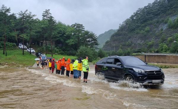 11일 강원 강릉시 왕산면 노추산 야영장에서 폭우로 고립됐던 야영객들이 물이 줄면서 고립에서 벗어나고 있다. [사진 출처 = 연합뉴스]