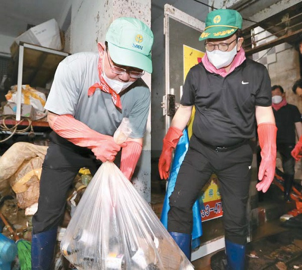 국민의힘 주호영 비상대책위원장(왼쪽)과 권성동 원내대표가 11일 오전 서울 동작구 남성사계시장에서 수해 복구 봉사활동을 하고 있다. [김호영 기자]