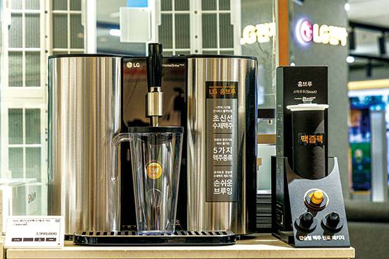 롯데마트가 선보인 ‘보틀벙커’는 와인 시음부터 다양한 체험을 할 수 있도록 돕는다(위). LG전자는 집에서 맥주를 제조할 수 있는 가전 기기 ‘홈브루’로 인기를 끈다(아래). (반진욱·윤관식 기자)