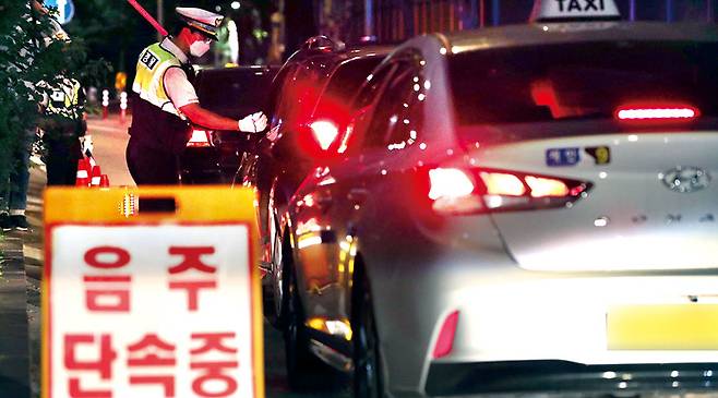 소비 시장에서 술이 관심을 끌자 음주운전, 건강 악화 등 술 관련 문제를 걱정하는 목소리가 나온다. (매경DB)