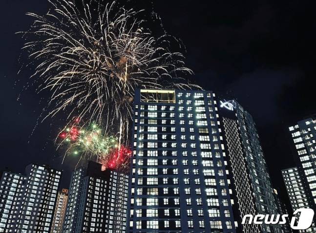 지난 10일 오후 9시쯤 광주 북구 우산동에 신축 중인 모 아파트에서 열린 불꽃놀이 모습. /사진=뉴스1