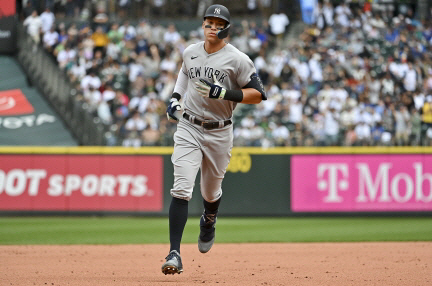 MLB : 뉴욕 양키스의 애런 저지가 11일 오전(한국시간) 미국 워싱턴주 시애틀 T-모바일 파크에서 열린 MLB 시애틀 매리너스와의 경기에서 7회 솔로홈런을 날린 뒤 베이스를 돌고 있다. AFP 연합뉴스
