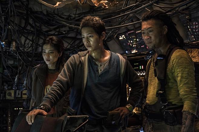 [서울=뉴시스]넷플릭스에서 개방한 한국 첫 SF 영화 '승리호'의 한 장면. 주인공들의 직업은 우주 쓰레기를 수거해 돈을 버는 우주 청소부다. (사진=넷플릭스 제공) 2022.08.10