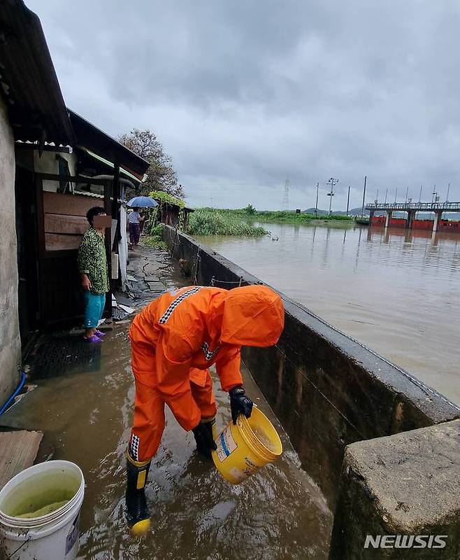 1일 호우경보가 내려진 전북 군산시 조촌동의 주택 일부가 물에 잠겨 있다. 전북소방본부 제공