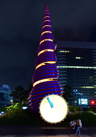 서울 청계광장 초입에 세워진 ‘스프링’. 지난 7월 세상을 뜬 미국의 팝 아티스트 클라스 올든버그 작품이다.