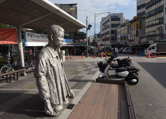 전태일다리 중간에 세워진 전태일 열사 상반신상.