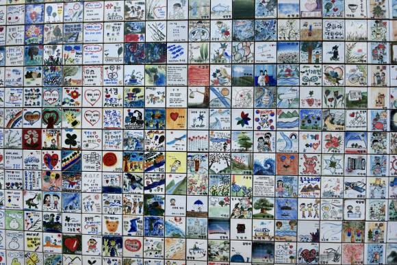 ‘소망의 벽’. 우리 국민의 소망을 새긴 도자 타일 2만여장을 이어 붙였다.