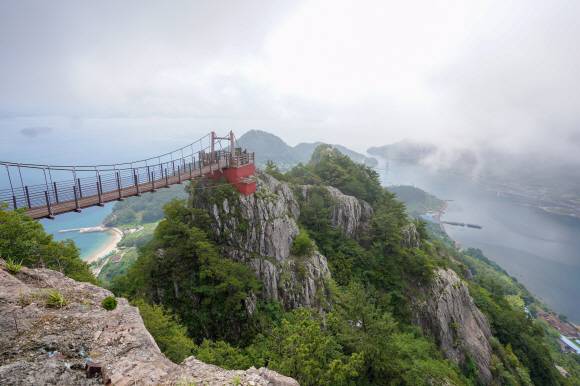 경남 통영 사량도 지리산의 출렁다리.