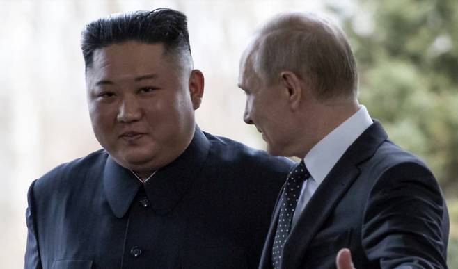 - 블라디미르 푸틴 러시아 대통령과 김정은(왼쪽) 북한 국무위원장이 지난 2019년 4월 블라디보스토크에서 회담했다. AP 연합뉴스