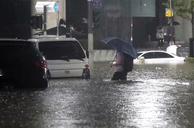 - 8일 서울 서초구 진흥아파트 인근 도로가 침수돼 차량이 물에 잠겨 있다. 2022.8.8 뉴스1