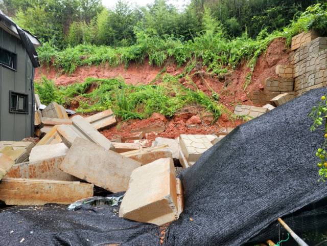 11일 집중 호우로 전북 군산시 옥산면 남내리 한 마을의 축대가 무너져 내렸다. 연합뉴스