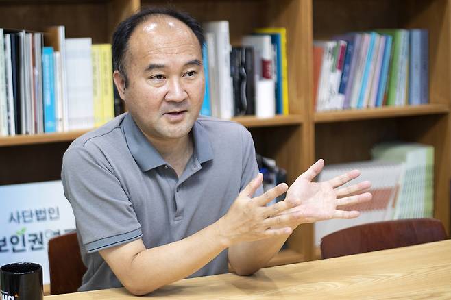 오병일 진보넷 대표(위)는 페이스북 이용자들이 항의성 게시물을 남길 필요가 있다고 말했다. ⓒ김흥구