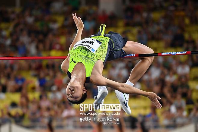 ▲ 우상혁이 2022 세계육상연맹 모나코 다이아몬드리그 높이뛰기에서 바를 뛰어넘고 있다.