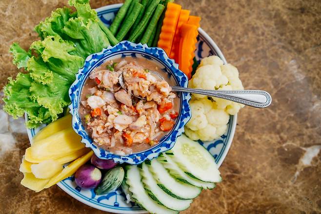 남프릭 꿍시암을 맛있게 먹으면 현지인들이 깜짝 놀란다. 우리 젓갈 맛과 비슷해서 난이도가 높은 편은 아닌데 말이다