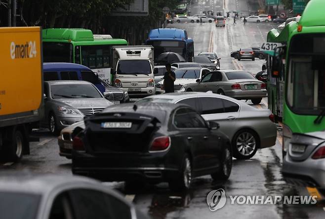 침수된 차량들 (서울=연합뉴스) 신준희 기자 = 9일 오전 강남구 대치역 인근 도로에 지난밤 폭우로 침수된 차들이 그대로 방치돼 있다. 2022.8.9 hama@yna.co.kr