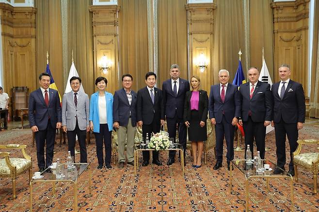 김 의장, 루마니아 하원 의장 접견 (부쿠레슈티=연합뉴스) 루마니아를 방문중인 김진표 국회의장은 현지시간으로 9일 수도 부쿠레슈티의 국회의사당에서 이온-마르첼 치올라쿠 하원의장을 면담했다. [국회의장실 제공]