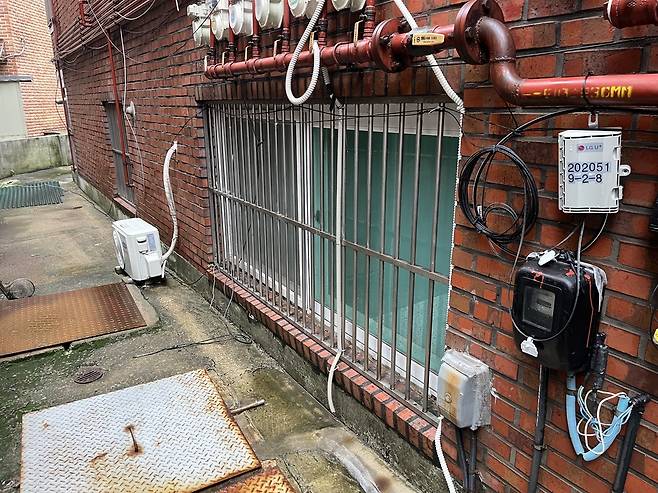 관악구 봉천동의 한 반지하 집 (서울=연합뉴스) 김윤철 기자 = 서울 관악구 봉천동의 한 반지하 집 창문에 물막이판이 설치돼 있지 않고 전선이 엉켜있는 모습이다. 2022.8.11 newsjedi@yna.co.kr