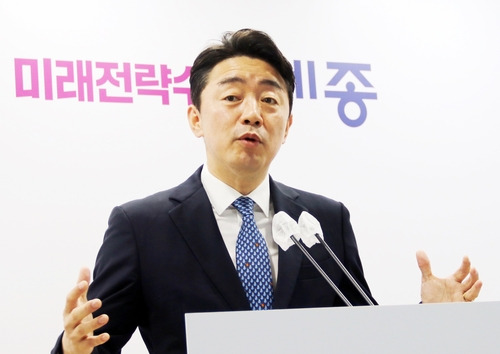 (세종=연합뉴스) 이은파 기자 = 더불어민주당 강훈식 당 대표 후보가 11일 세종시청 브리핑룸에서 기자간담회를 열어 당 대표 출마의 변을 밝히고 있다. 2022.8.11